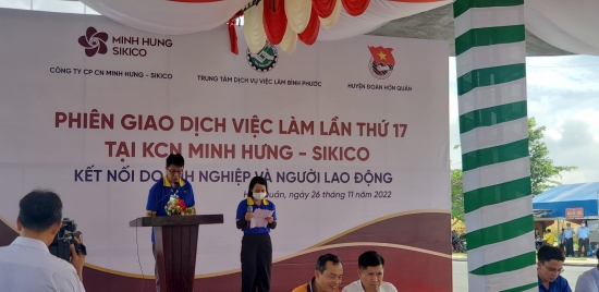 Nhiều lao động tham gia phiên giao dịch việc làm tại KCN MINH HƯNG SIKICO