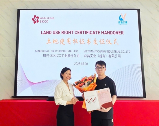 益昌實業（越南）有限公司在明興SIKICO工業區接受土地使用權證書