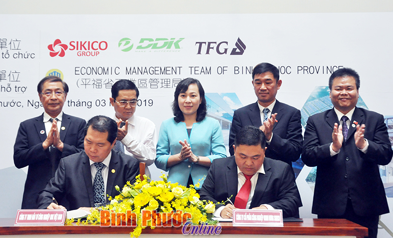 Phó chủ tịch UBND tỉnh Huỳnh Thị Hằng chứng kiến ký kết thỏa thuận hợp tác đầu tư giữa Công ty cổ phần Công nghiệp Minh Hưng - Sikico và Công ty DDK Việt Nam