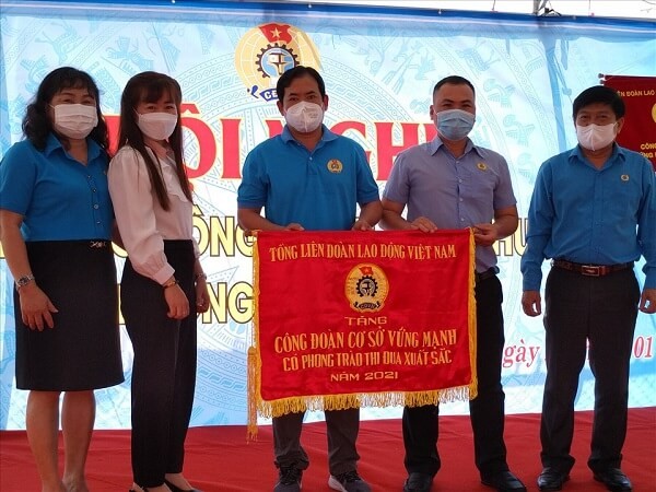Trao Cờ thi đua của Tổng LĐLĐ Việt Nam cho CĐCS xuất sắc