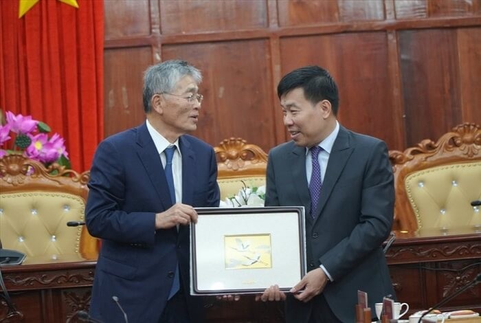 Ông Honna Hitoshi trao quà lưu niệm cho Bí thư tỉnh Bình Phước Nguyễn Mạnh Cường