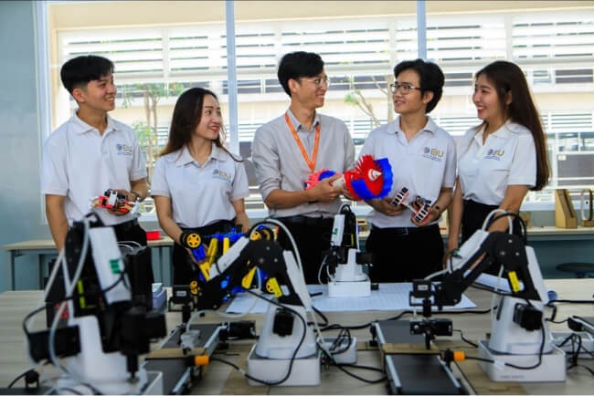 Sinh viên Trường Đại học quốc tế miền Đông học tập trong phòng Lab