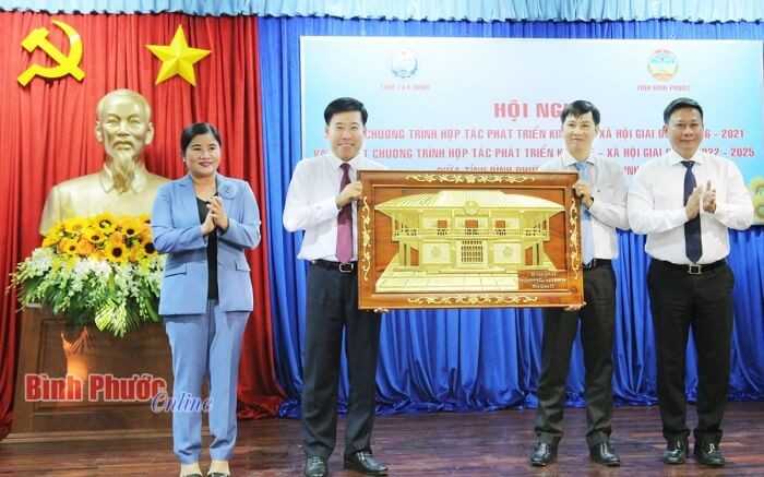 Lãnh đạo tỉnh Bình Phước tặng quà kỷ niệm cho lãnh đạo tỉnh Tây Ninh